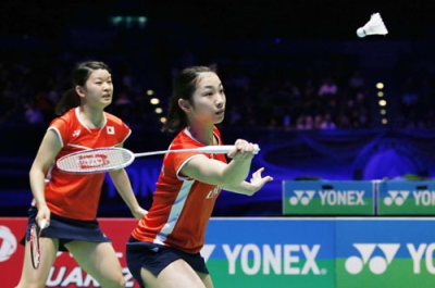 写真：全英オープン決勝でプレーする松友美佐紀（右）と高橋礼華＝２０１６年３月、バーミンガム（ロイター＝共同）