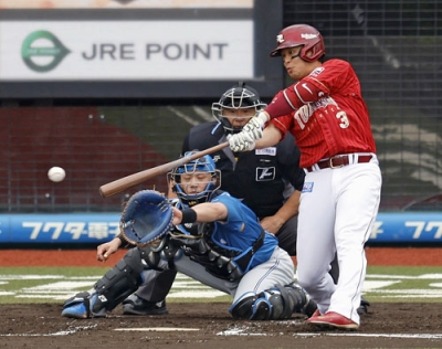 写真：プロ野球日本ハム戦の１回、先制の右前打を放ち史上５６人目の通算２千安打を達成した楽天の浅村栄斗内野手＝２４日、仙台市の楽天モバイルパーク宮城