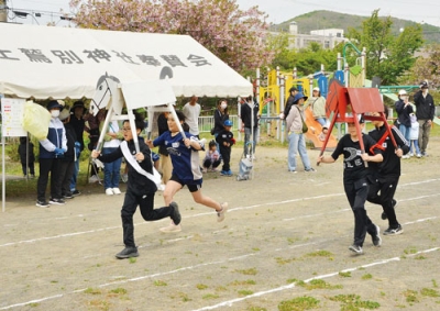 写真：木製の馬を担いで走る伝統の美園ダービー