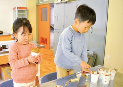 写真：完成した縄文むしパンの出来栄えを確かめる子どもたち