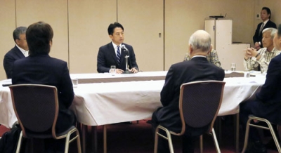 写真：コメ生産者らとの意見交換会に出席した小泉農相（奥）＝２４日午前、札幌市
