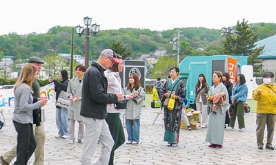 写真：クルーズ船が入港するたび、岸壁で歓迎のおもてなしを行う市民グループや団体＝１８日、セブンシーズ・マリナー入港時の中央ふ頭