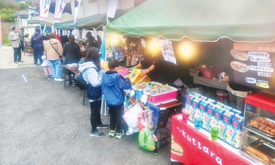 写真：会場に並ぶ露店を楽しむ来場者