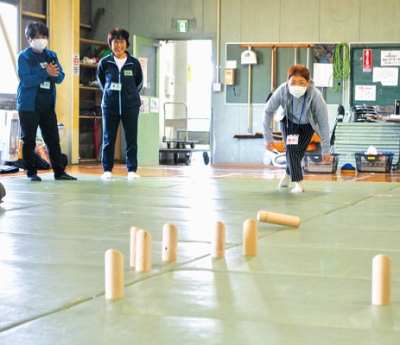 写真：モルックを投げる参加者