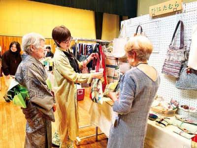 写真：作品を手に会話を弾ませる出店者と来場者