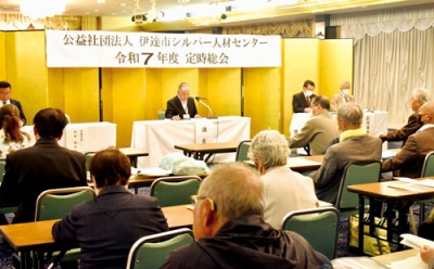 写真：女性の入会促進に向けた講習会実施など本年度事業を承認した総会