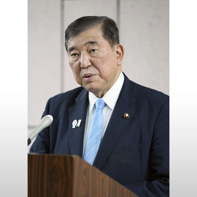 写真：造船会社での懇談後、記者の質問に答える石破首相＝２５日午後、京都府舞鶴市（代表撮影）