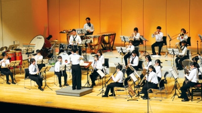 写真：美しい音色を響かせる室栄吹奏楽団