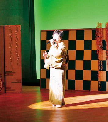 写真：トップを切って歌う沼田さん
