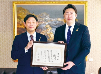 写真：感謝状を受け取った牧野社長（右）