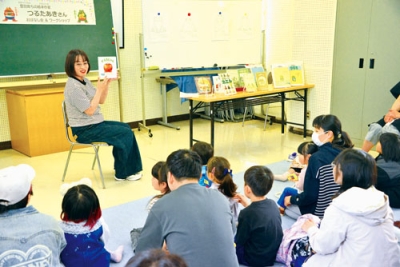 写真：「かえるじゃん」の読み聞かせを行うつるたあきさん