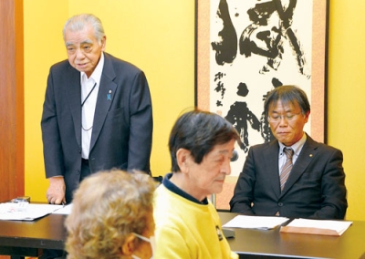 写真：開会であいさつする尾形会長