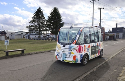 写真：上士幌町を循環する自動運転バス＝４月