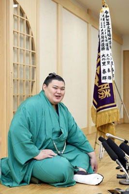 写真：大相撲夏場所千秋楽から一夜明け、記者会見する大関大の里＝２６日、茨城県阿見町の二所ノ関部屋