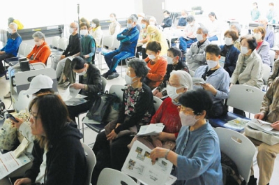 写真：脳卒中の予防策を学ぶ参加者