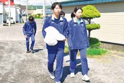 写真：ごみ袋を手に地域を回る光陵中生徒