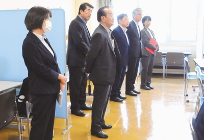 写真：市教育サポートセンターくじらんを視察する総務常任委員会の委員ら