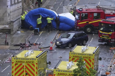 写真：２６日、英中部リバプールで、車が群衆に突っ込んだ現場（ＡＰ＝共同）