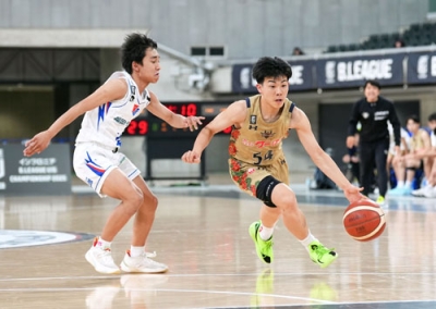 写真：バスケットボールＢリーグのＵ１５チャンピオンシップの福岡戦でプレーする琉球の越（右）＝東京体育館