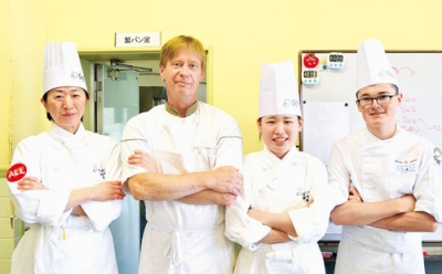 写真：「ぜひお越しください」と呼びかけるグレゴリー・ルリシュさん（左から２人目）と学生ら
