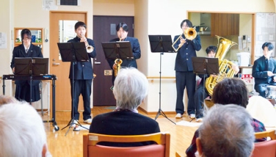 写真：数々の曲を届けた室工高吹奏楽局
