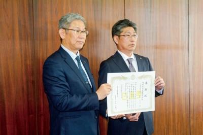 写真：感謝状を受けた斉藤部長（右）と井内教育長