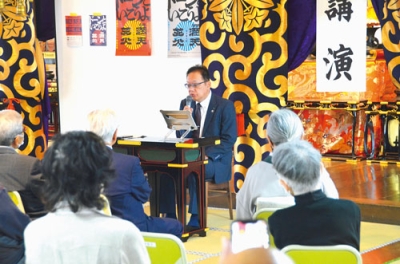 写真：安楽寺本堂で講演する室蘭民報社の野田代表取締役社長