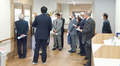 写真：施設を内覧する落成式の出席者