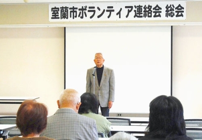 写真：総会であいさつをする小林会長