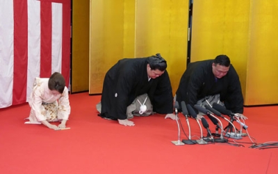 写真：昇進伝達式で口上を述べる第７５代横綱となった大の里（中央）。右は二所ノ関親方＝２８日午前、茨城県阿見町の二所ノ関部屋
