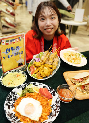 写真：近鉄百貨店本店の中元商品売り場で、世界の料理を楽しめる商品をＰＲするスタッフ＝２８日午前、大阪市阿倍野区