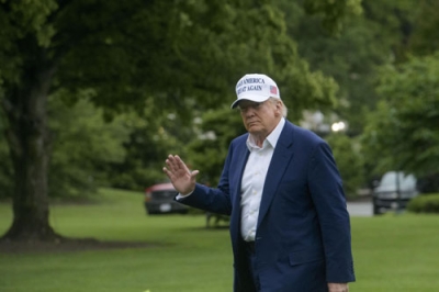 写真：２５日、米海兵隊機でホワイトハウスの庭に到着したトランプ大統領（ＡＰ＝共同）