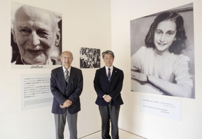 写真：ホロコースト記念館の大塚信理事長（左）と吉田明生館長＝広島県福山市