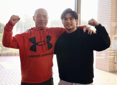 写真：重量挙げの全日本選手権９６キロ級で日本新をマークした西川勝之。左は父智之さん＝４月、福井県産業会館
