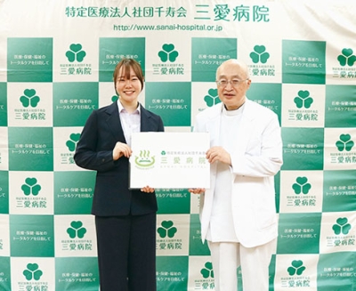 写真：千葉院長と記念写真に納まる吉田選手（左）