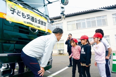 写真：トラックの運転席からの死角を学ぶ児童