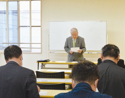 写真：総会であいさつをする岩井会長