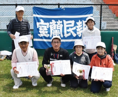 写真：上位入賞の出場者。優勝した水戸さん（手前左から２人目）と上戸鎖さん（同３人目）