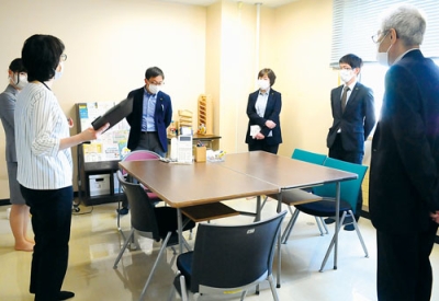 写真：こども家庭センターここらんを視察する委員ら