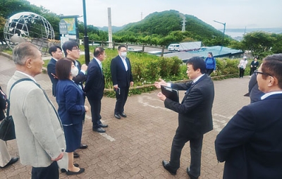 写真：地球岬を視察する委員ら