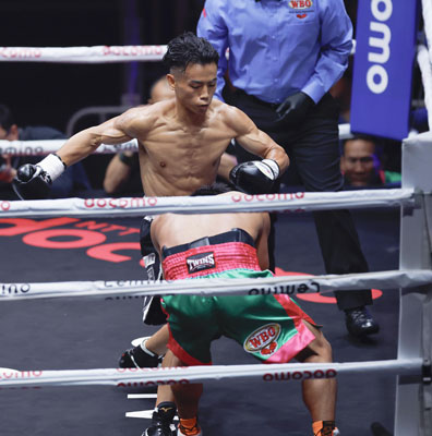 写真：１回、ユッタポン・トンデイをコーナーに追い詰める武居由樹（奥）。ＴＫＯ勝ちした＝横浜ＢＵＮＴＡＩ