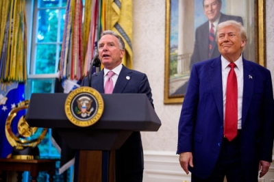 写真：２８日、ホワイトハウスで話す米国のウィットコフ中東担当特使（左）とトランプ大統領（ゲッティ＝共同）