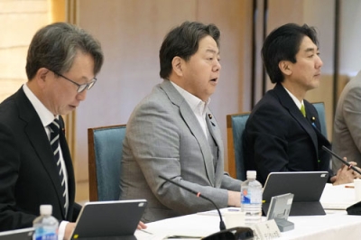 写真：サイバーセキュリティ戦略本部の会合で発言する林官房長官（中央）＝２９日午前、首相官邸
