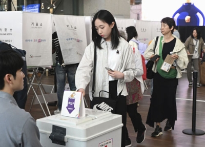 写真：２９日、韓国の仁川国際空港に設けられた投票所で期日前投票をする有権者（共同）