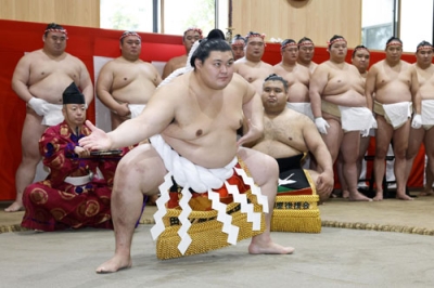 写真：「綱打ち」を行い、土俵入りの練習をする横綱大の里＝２９日、茨城県阿見町の二所ノ関部屋