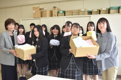 写真：タオル帽子を菅野代表（前列左）らに贈る伊達開来高家庭部