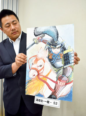 写真：勇壮な武者が画用紙いっぱいに描かれ、最優秀賞に選ばれた髙橋さんのポスターデザイン