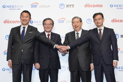 写真：記者会見で写真に納まるＮＴＴドコモの前田義晃社長（左端）、ＳＢＩＨＤの北尾吉孝会長兼社長（左から３人目）ら＝２９日午後、東京都内のホテル