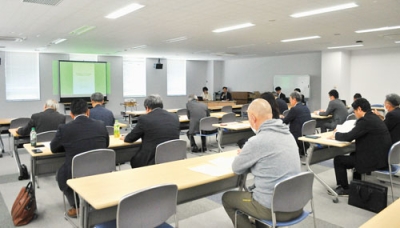 写真：活発な意見交換を行った同会
