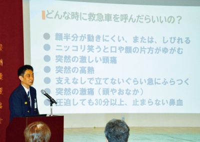 写真：救急要請が必要な事例を紹介する猪股主幹